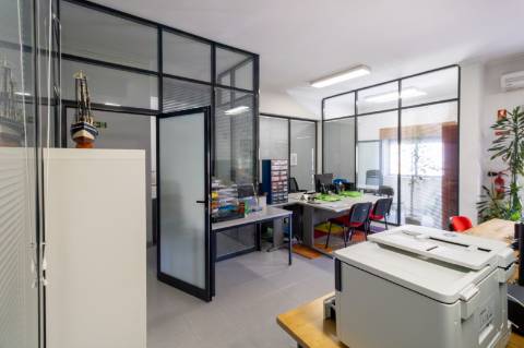 Loja com 2 Frentes e Potencial de Habitação | 125m² no Centro de Alfragide