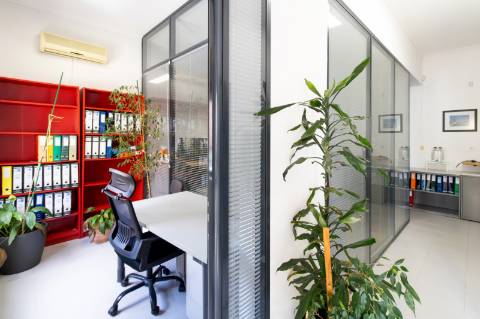 Loja com 2 Frentes e Potencial de Habitação | 125m² no Centro de Alfragide