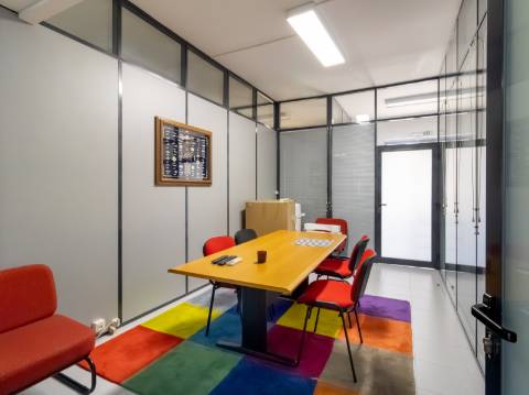 Loja com 2 Frentes e Potencial de Habitação | 125m² no Centro de Alfragide