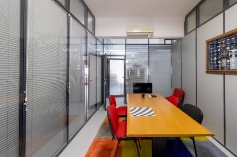 Loja com 2 Frentes e Potencial de Habitação | 125m² no Centro de Alfragide