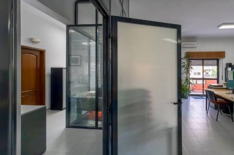 Loja com 2 Frentes e Potencial de Habitação | 125m² no Centro de Alfragide