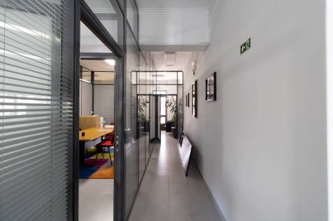 Loja com 2 Frentes e Potencial de Habitação | 125m² no Centro de Alfragide