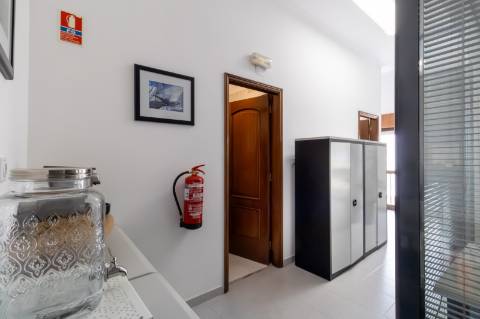 Loja com 2 Frentes e Potencial de Habitação | 125m² no Centro de Alfragide