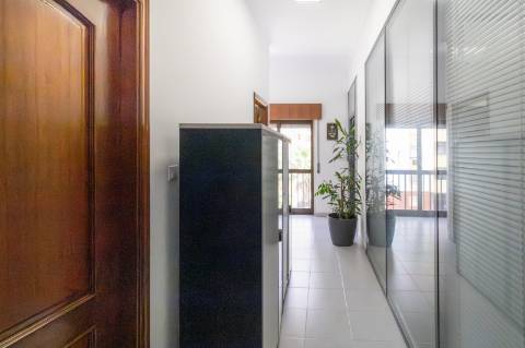 Loja com 2 Frentes e Potencial de Habitação | 125m² no Centro de Alfragide