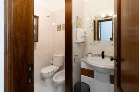 Loja com 2 Frentes e Potencial de Habitação | 125m² no Centro de Alfragide