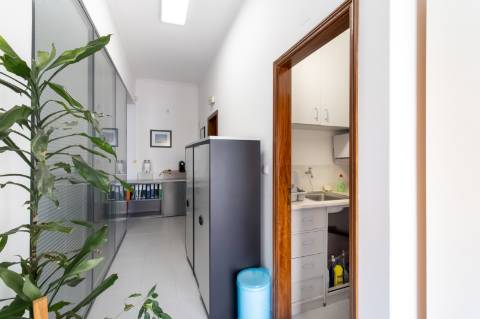 Loja com 2 Frentes e Potencial de Habitação | 125m² no Centro de Alfragide