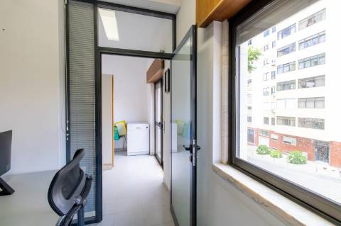 Loja com 2 Frentes e Potencial de Habitação | 125m² no Centro de Alfragide