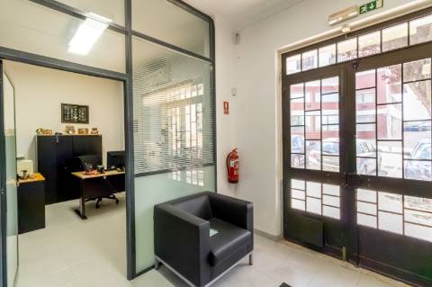 Loja com 2 Frentes e Potencial de Habitação | 125m² no Centro de Alfragide