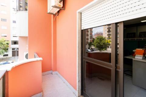 Loja com 2 Frentes e Potencial de Habitação | 125m² no Centro de Alfragide