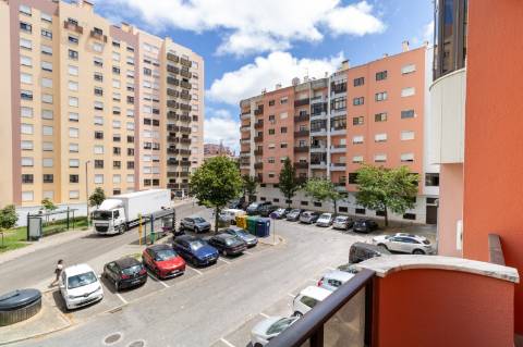 Loja com 2 Frentes e Potencial de Habitação | 125m² no Centro de Alfragide