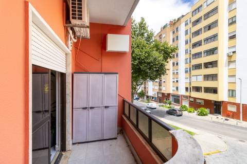 Loja com 2 Frentes e Potencial de Habitação | 125m² no Centro de Alfragide