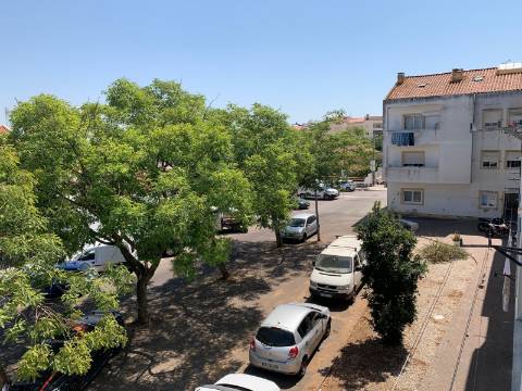 OPORTUNIDADE no Coração de Pinhal Novo - T2+1 com Sótão Aproveitado!