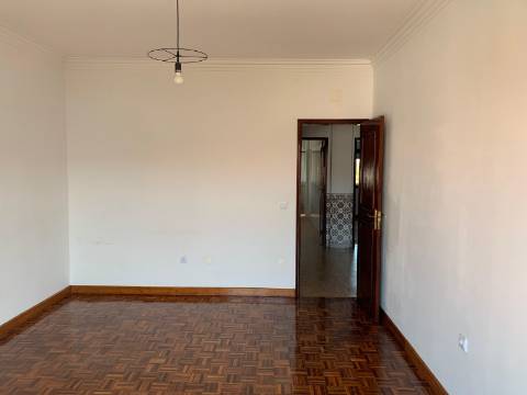 OPORTUNIDADE no Coração de Pinhal Novo - T2+1 com Sótão Aproveitado!