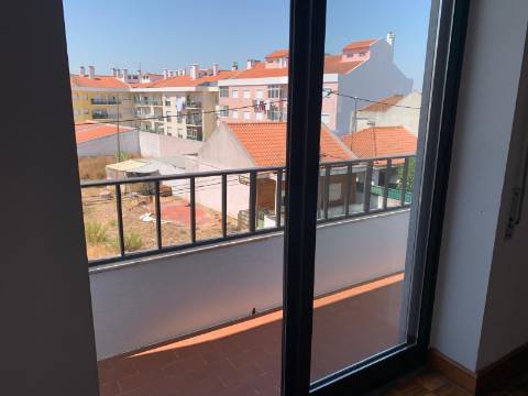 OPORTUNIDADE no Coração de Pinhal Novo - T2+1 com Sótão Aproveitado!