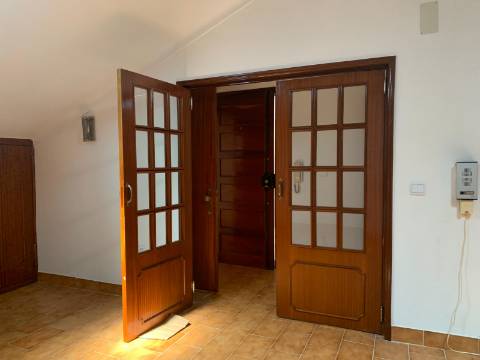 OPORTUNIDADE no Coração de Pinhal Novo - T2+1 com Sótão Aproveitado!