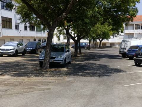 | OPORTUNIDADE no Coração de Pinhal Novo - T2+1 com Sótão Aproveitado |