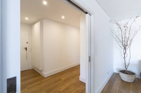 Apartamento de Luxo T2 | 180m² | Avenida Gago Coutinho | 2 Varandas | Box para 2 carros