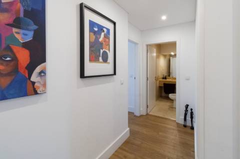 Apartamento de Luxo T2 | 180m² | Avenida Gago Coutinho | 2 Varandas | Box para 2 carros