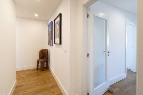 Apartamento de Luxo T2 | 180m² | Avenida Gago Coutinho | 2 Varandas | Box para 2 carros