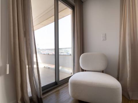 Apartamento de Luxo T2 | 180m² | Avenida Gago Coutinho | 2 Varandas | Box para 2 carros