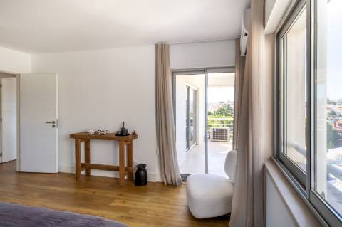 Apartamento de Luxo T2 | 180m² | Avenida Gago Coutinho | 2 Varandas | Box para 2 carros