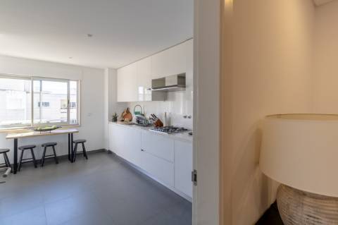 Apartamento de Luxo T2 | 180m² | Avenida Gago Coutinho | 2 Varandas | Box para 2 carros