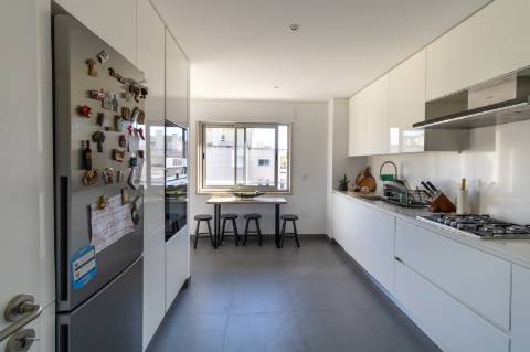 Apartamento de Luxo T2 | 180m² | Avenida Gago Coutinho | 2 Varandas | Box para 2 carros