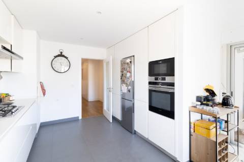 Apartamento de Luxo T2 | 180m² | Avenida Gago Coutinho | 2 Varandas | Box para 2 carros