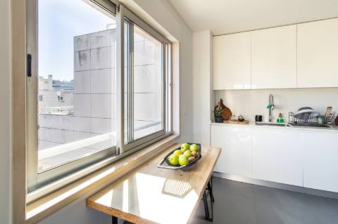 Apartamento de Luxo T2 | 180m² | Avenida Gago Coutinho | 2 Varandas | Box para 2 carros