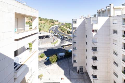 Apartamento de Luxo T2 | 180m² | Avenida Gago Coutinho | 2 Varandas | Box para 2 carros