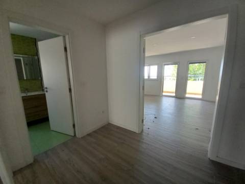 T4 Duplex | Novo | Box | Terraço com Churrasqueira | Castanheira do Ribatejo