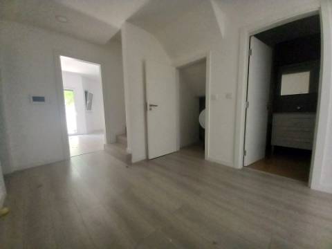 T4 Duplex | Novo | Box | Terraço com Churrasqueira | Castanheira do Ribatejo