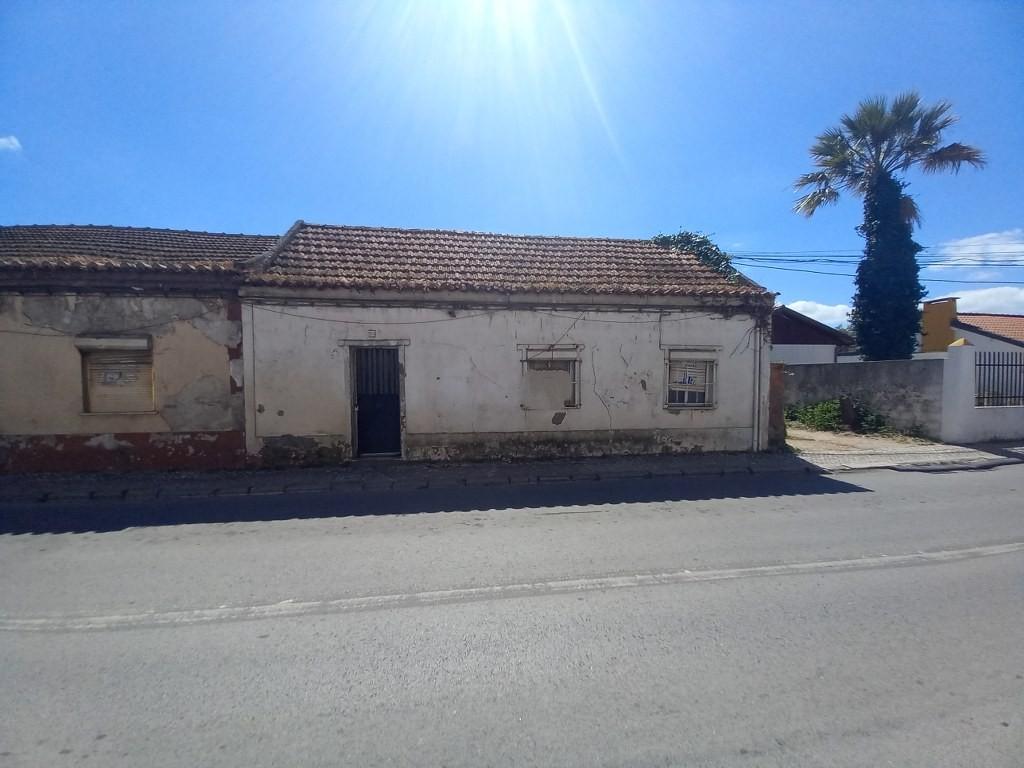 Moradia Térrea com LOGRADOURO | Santo António da Charneca