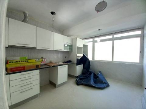 Espaço, Conforto e Modernidade num T4 REMODELADO | Forte da Casa