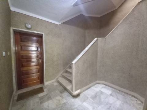 Espaço, Conforto e Modernidade num T4 REMODELADO | Forte da Casa