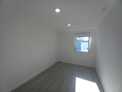 Apartamento T1 EM REMODELAÇÃO TOTAL no Coração da Baixa da Banheira
