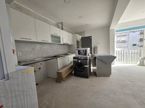 Apartamento T2 | TOTALMENTE RENOVADO | OPEN SPACE | Laranjeiro