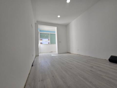 Apartamento T2 | TOTALMENTE RENOVADO | OPEN SPACE | Laranjeiro