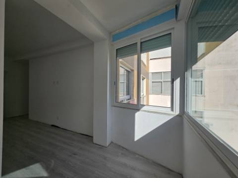 Apartamento T2 | TOTALMENTE RENOVADO | OPEN SPACE | Laranjeiro