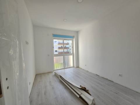 Apartamento T2 | TOTALMENTE RENOVADO | OPEN SPACE | Laranjeiro