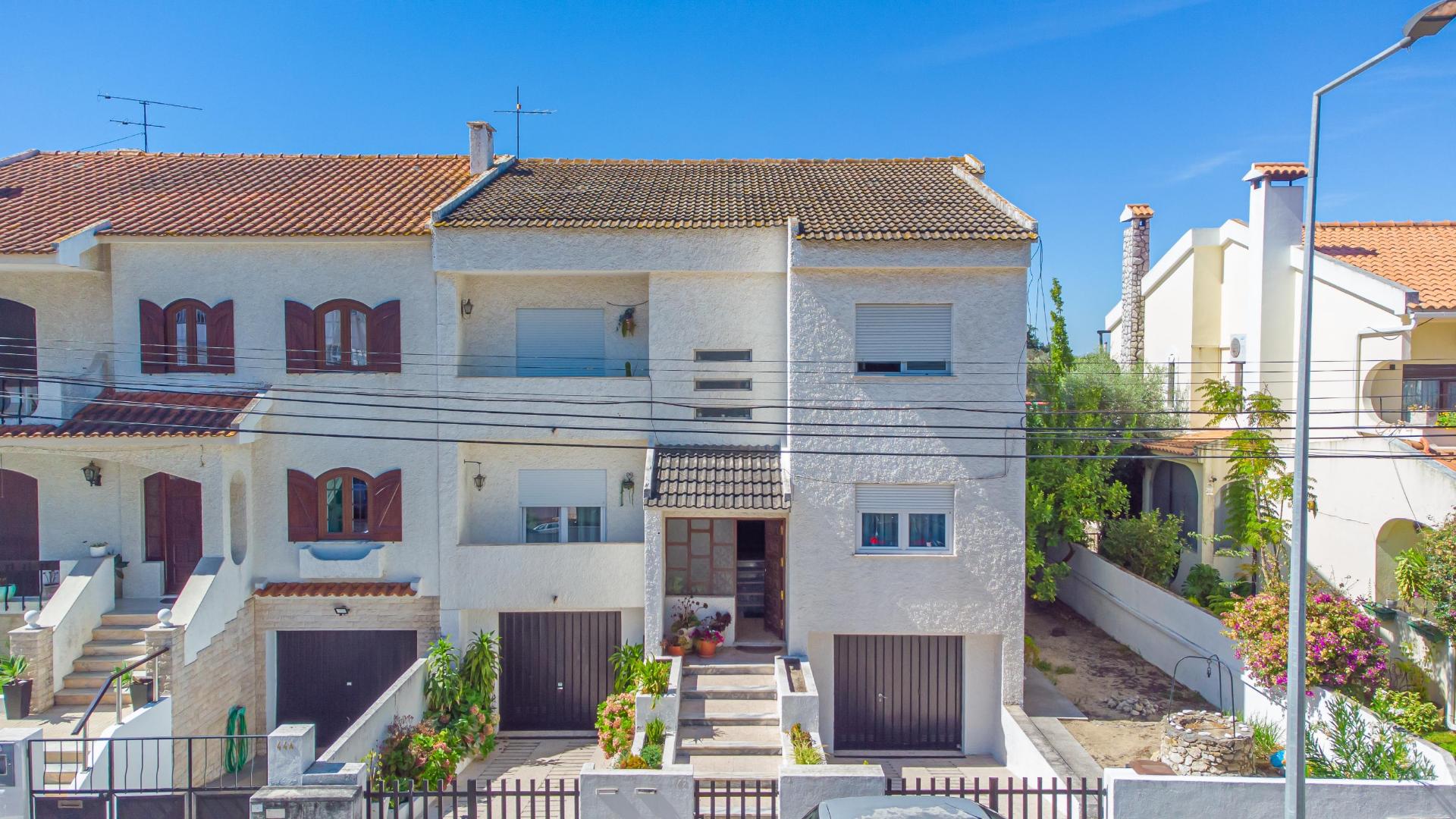 | Vila Chã | Andar de Moradia | T3 + T1 | Espaço Exterior | Garagem |