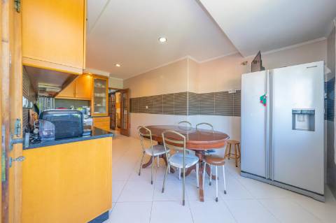 | Vila Chã | Andar de Moradia | T3 + T1 | Espaço Exterior | Garagem |