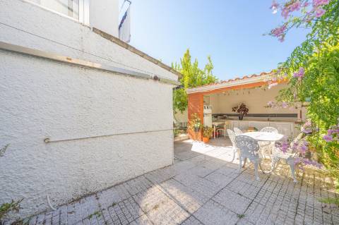 | Vila Chã | Andar de Moradia | T3 + T1 | Espaço Exterior | Garagem |