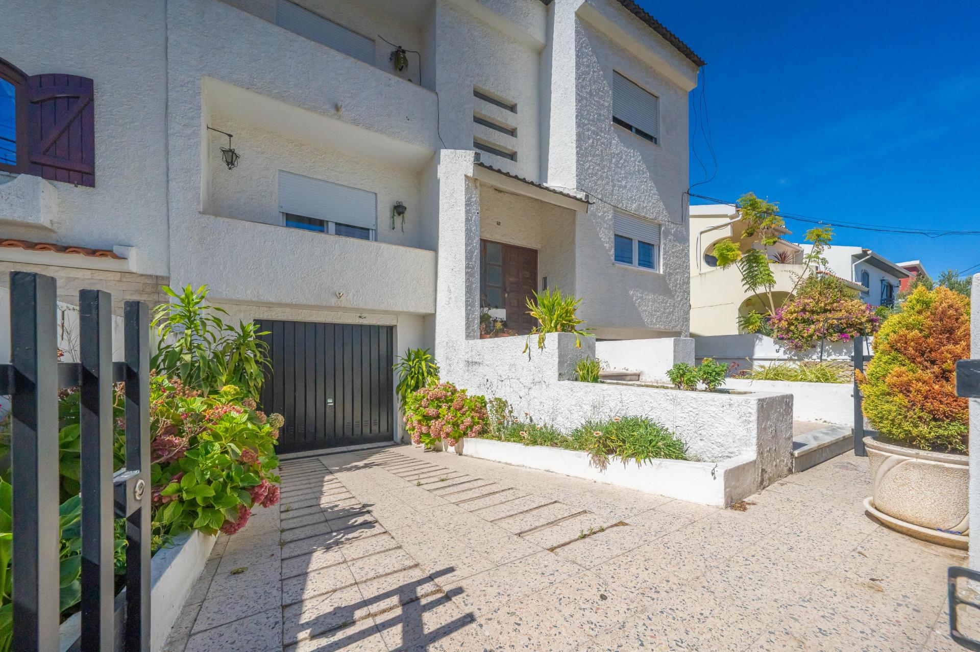 | Vila Chã | Garagem + T1 em Cave | 54 m2 |