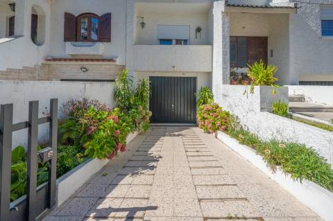 | Vila Chã | Garagem + T1 em Cave | 54 m2 |