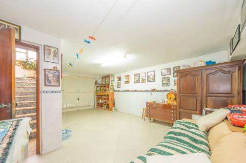 | Vila Chã | Garagem + T1 em Cave | 54 m2 |