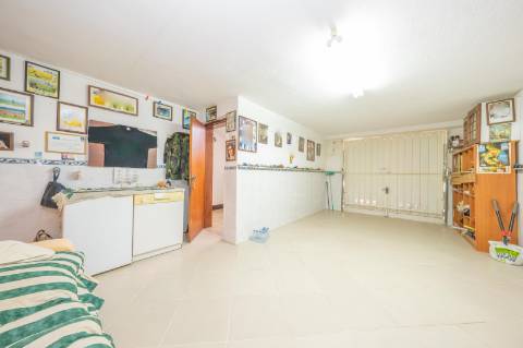 | Vila Chã | Garagem + T1 em Cave | 54 m2 |