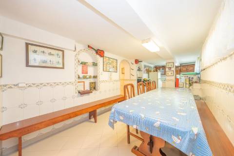 | Vila Chã | Garagem + T1 em Cave | 54 m2 |