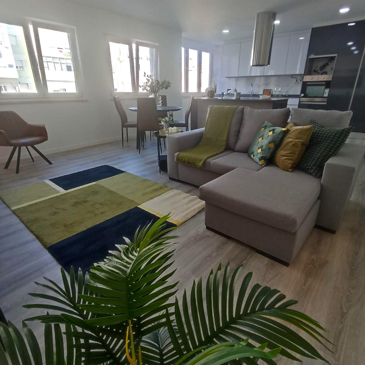 || Apartamento T3 REMODELADO | No centro de BENFICA | VARANDAS ||