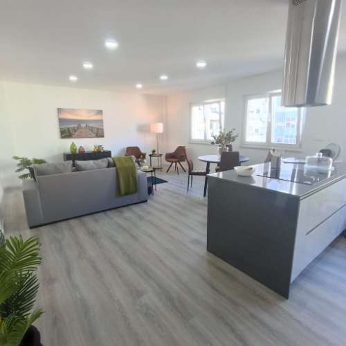 || Apartamento T3 REMODELADO | No centro de BENFICA | VARANDAS ||